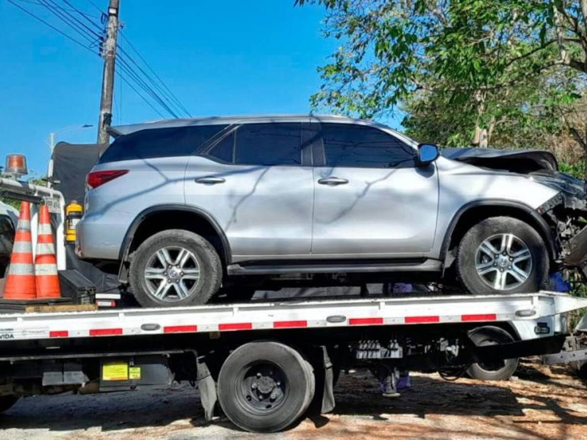 Conductor de camioneta resultó ileso tras chocar contra un poste en Turbaco