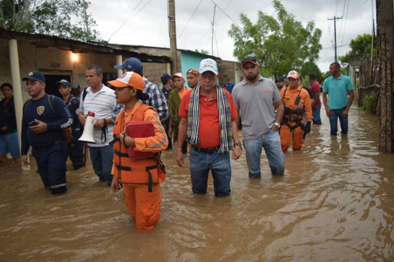 Pedro Sánchez, alcalde de Aracataca, recorrió los sectores y corregimientos afectados con las inundaciones. FOTOGRAFÍA CARACOL RADIO