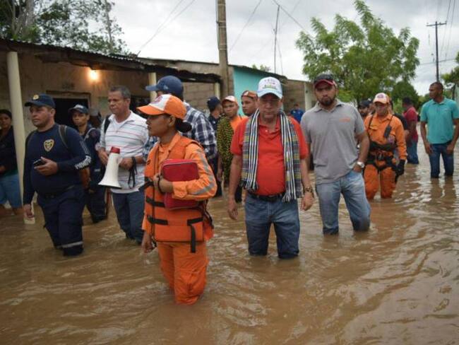 Pedro Sánchez, alcalde de Aracataca, recorrió los sectores y corregimientos afectados con las inundaciones. FOTOGRAFÍA CARACOL RADIO