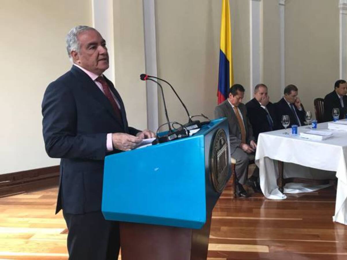 Contralor: En Colombia hay una “manada de elefantes blancos”