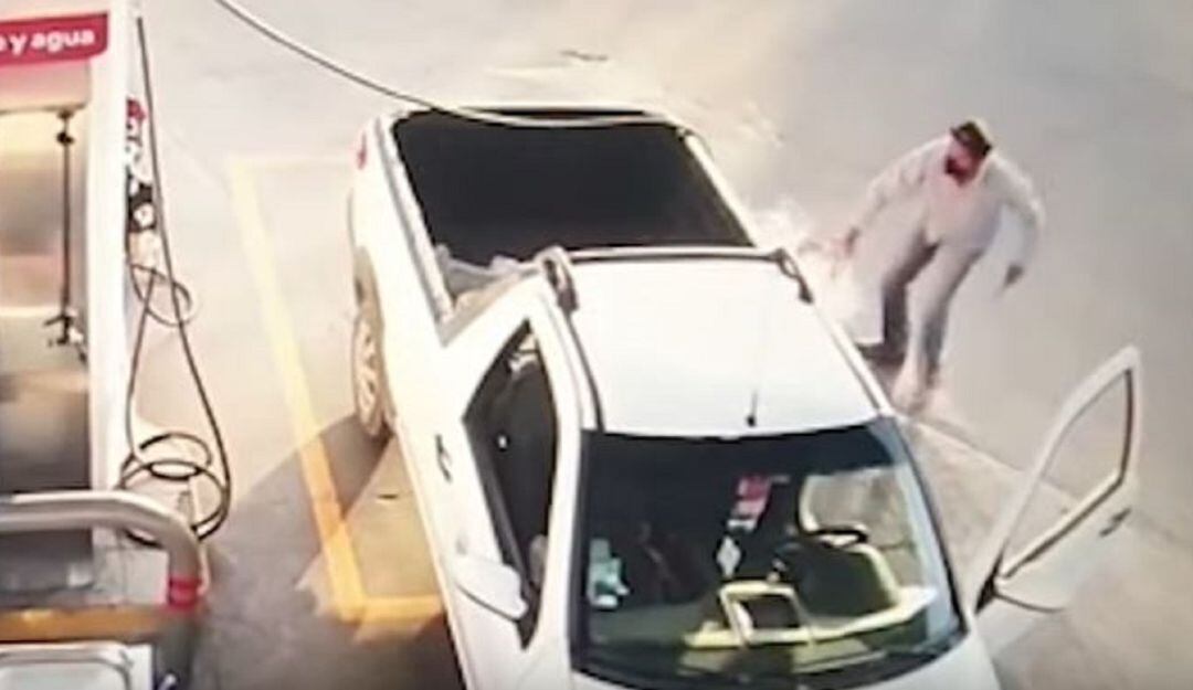 Hombre incendió su carro por usar su celular mientras tanqueaba