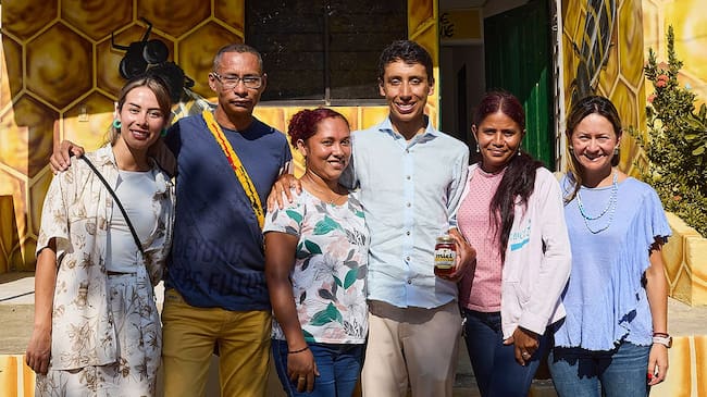Egan Bernal, empresarias y productores de Miel de Chengue. Foto / cortesía UARIV.