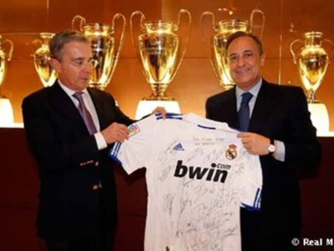 Ex presidente Uribe visitó el estadio Santiago Bernabéu