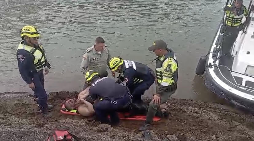 El hombre fue rescatado con vida y trasladado a un centro médico de Guatapé. Foto: cortesía.