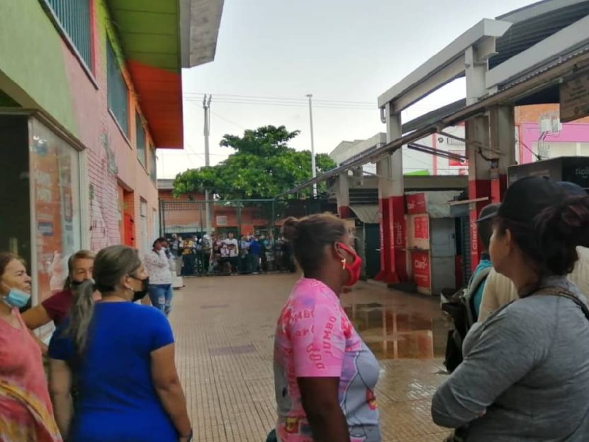 Incendio consumió 12 locales en el Mercado Público de Santa Marta