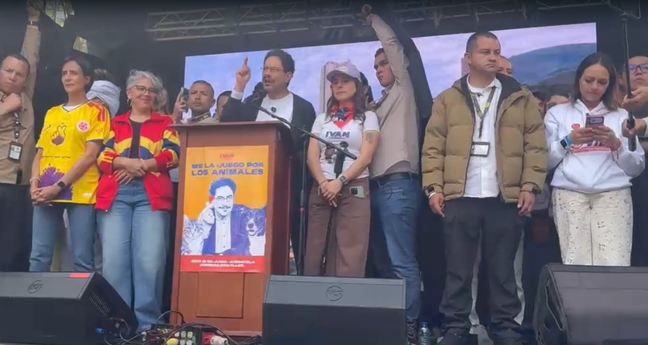 El candidato preidencial, Iván Cepeda, en su cierre de campaña en Bogotá.