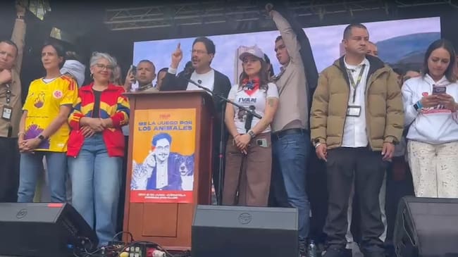 El candidato preidencial, Iván Cepeda, en su cierre de campaña en Bogotá.