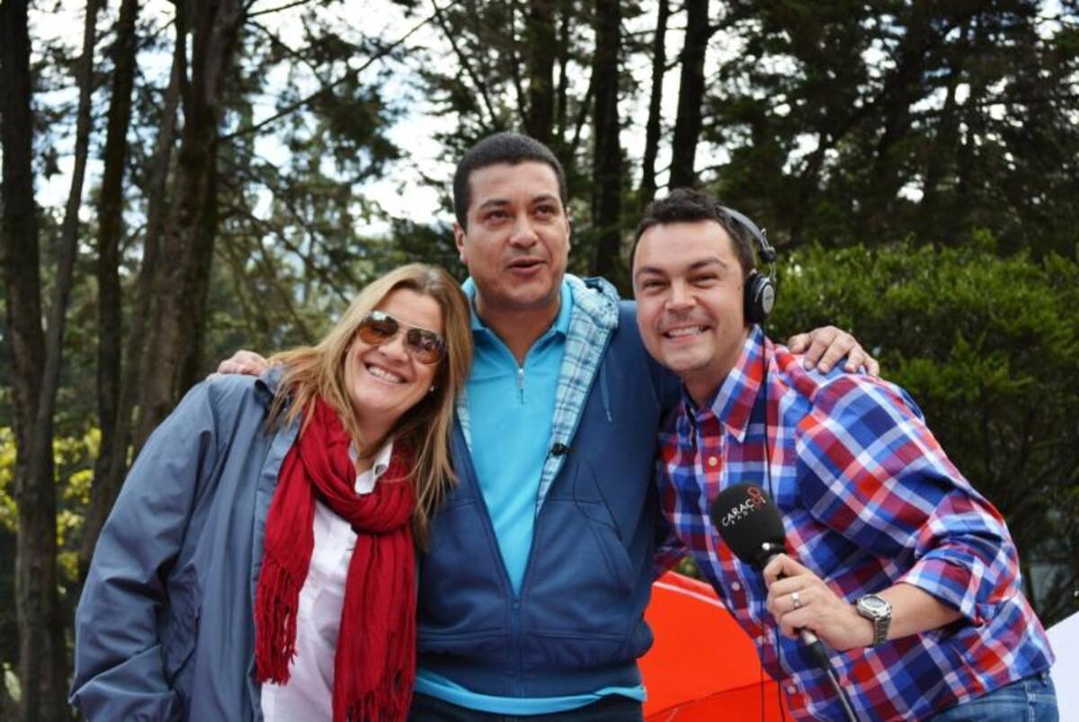Diana Montoya y Andrés López felices tomándose fotos con los oyentes