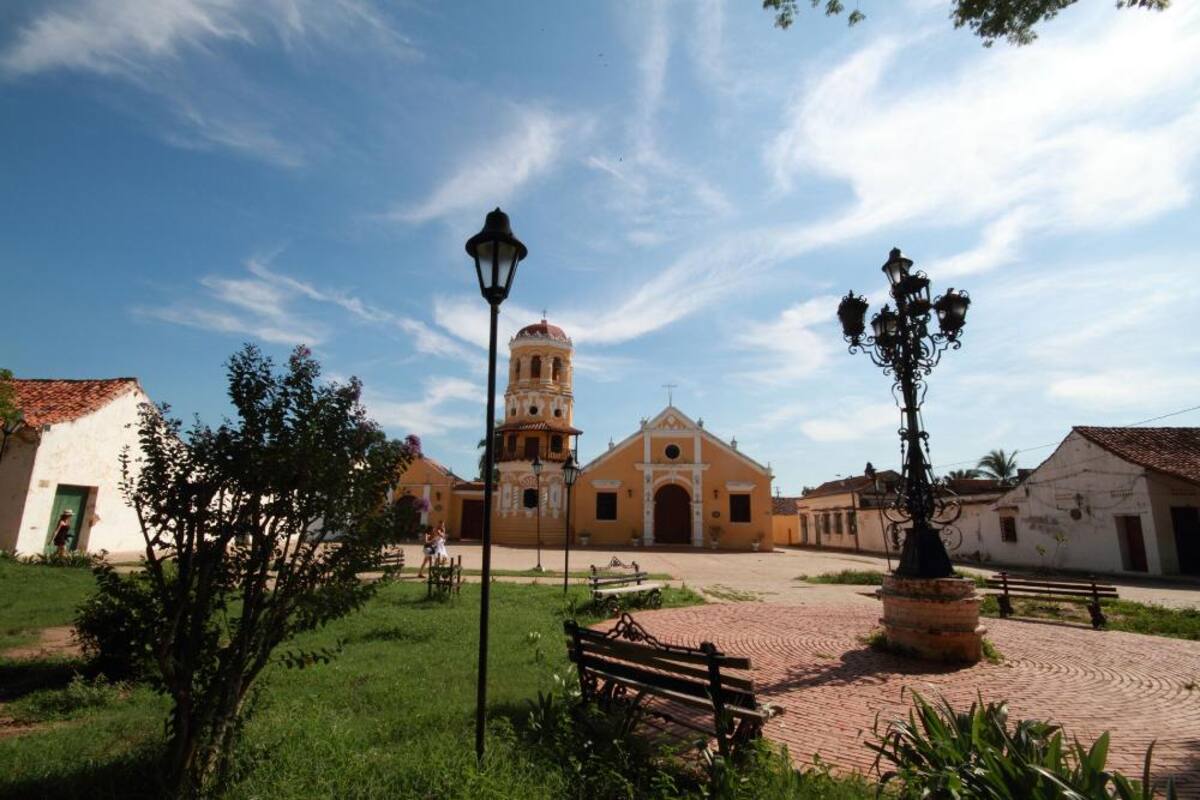 La brisa que refresca el rio Magdalena recae en este municipio del sur de Bolivar, declarado como Patrimonio de la Humanidad por la UNESCO. Lo que mas se destaca para los visitantes en Mompox son las calles estrechas por las que pasan las procesiones, y el fervor con que los momposinos adornan, cargan y contemplan las imágenes que rememoran las andanzas de Jesucristo.