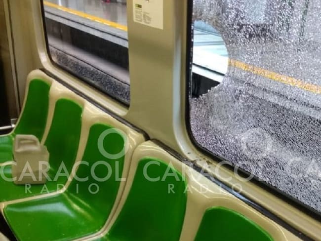 Con una piedra, atacan el metro de Medellín