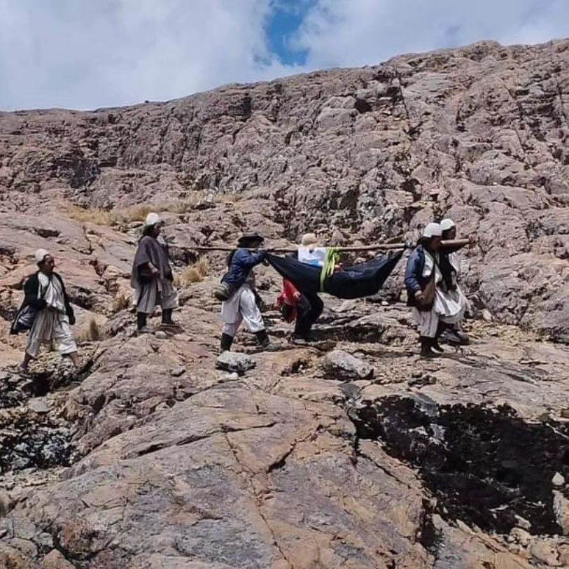 Miembros de comunidades indígenas participaron en el rescate de los parapentistas en la Sierra Nevada . Fundación Wirakoku