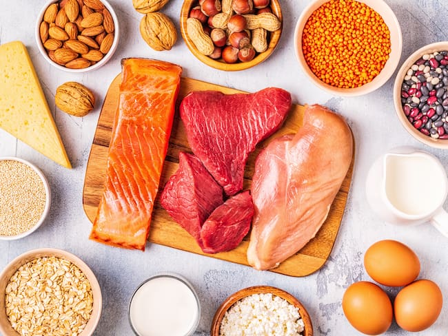 Carne, legumbres, huevos, cereales sobre la mesa // Getty Images