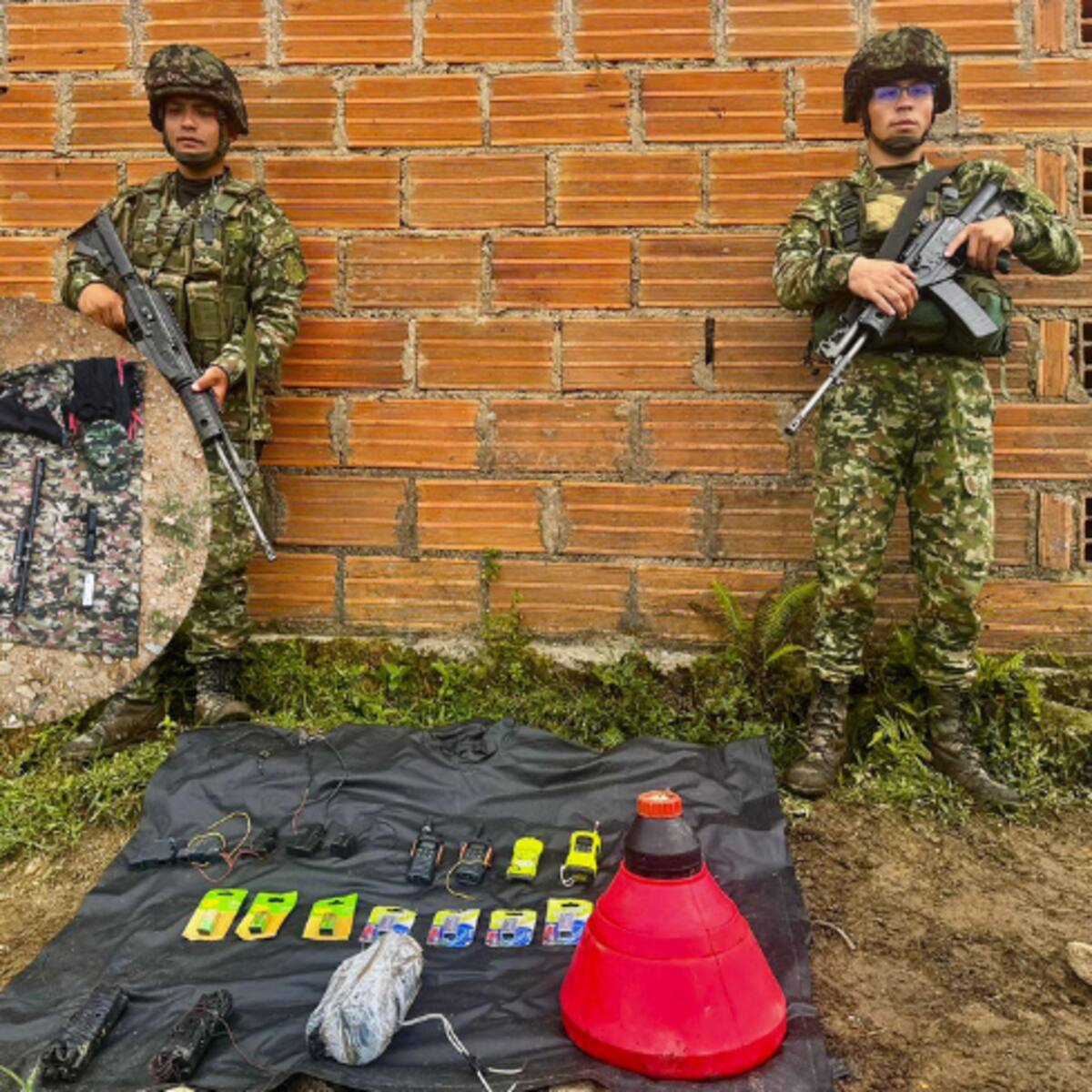 En dos acciones, el ejército incautó explosivos y radios para la activación de estos al frente 36