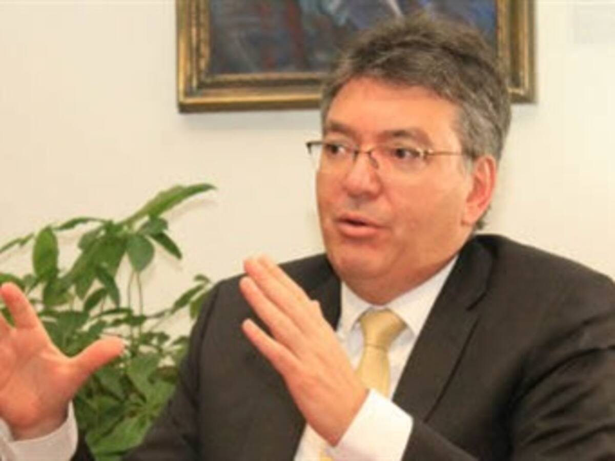 El presidente Santos tiene el derecho constitucional a ser reelegido: Minhacienda