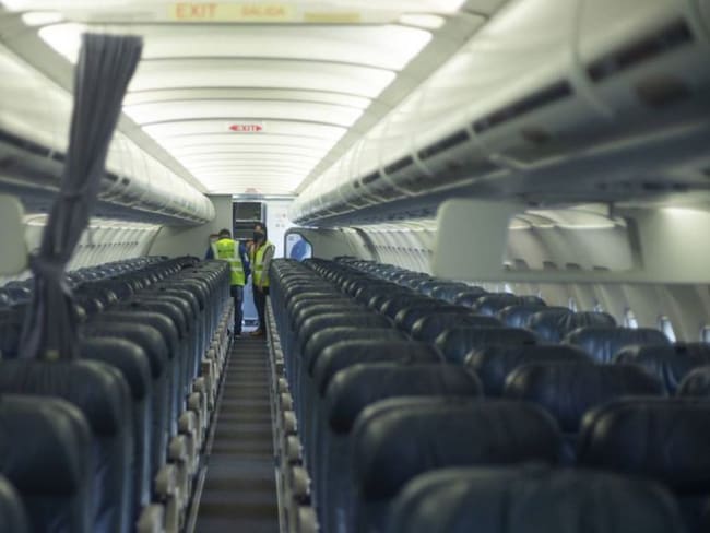 Gobierno advierte multas a aerolíneas que traen pasajeros con Covid