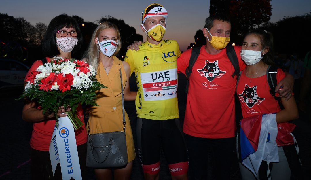 Tadej Pogacar posa junto a sus padres y pareja luego de ganar el Tour de Francia en 2020.