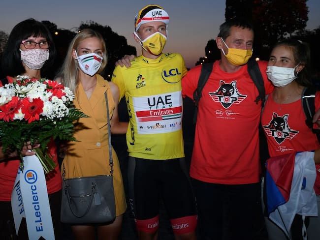 Tadej Pogacar posa junto a sus padres y pareja luego de ganar el Tour de Francia en 2020.