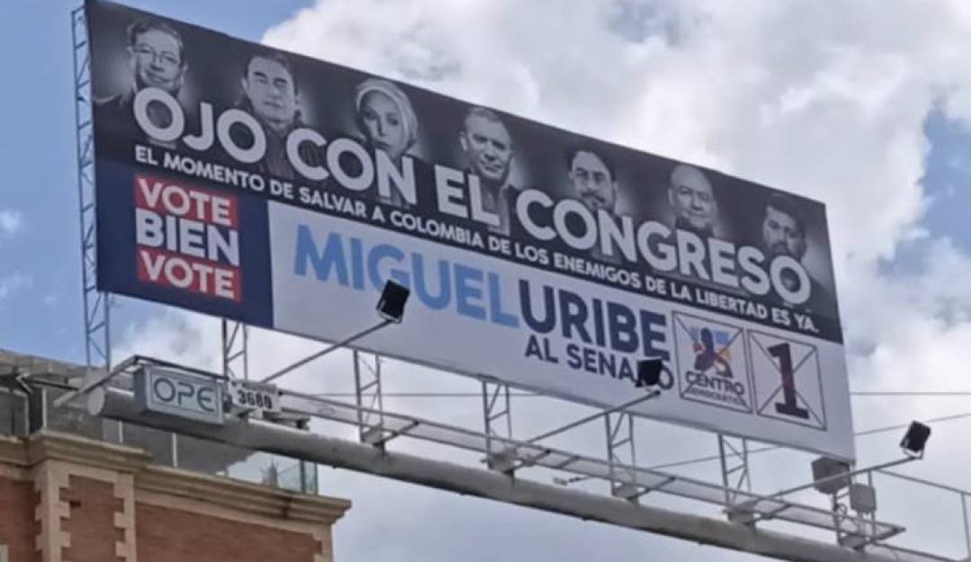 La valla se encuentra ubicada en la carrera 9 con calle 127, al norte de Bogotá.