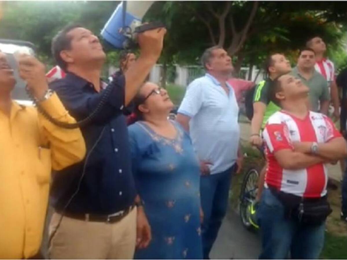 Se iba a lanzar desde una torre y vecinos lo convencieron desde tierra