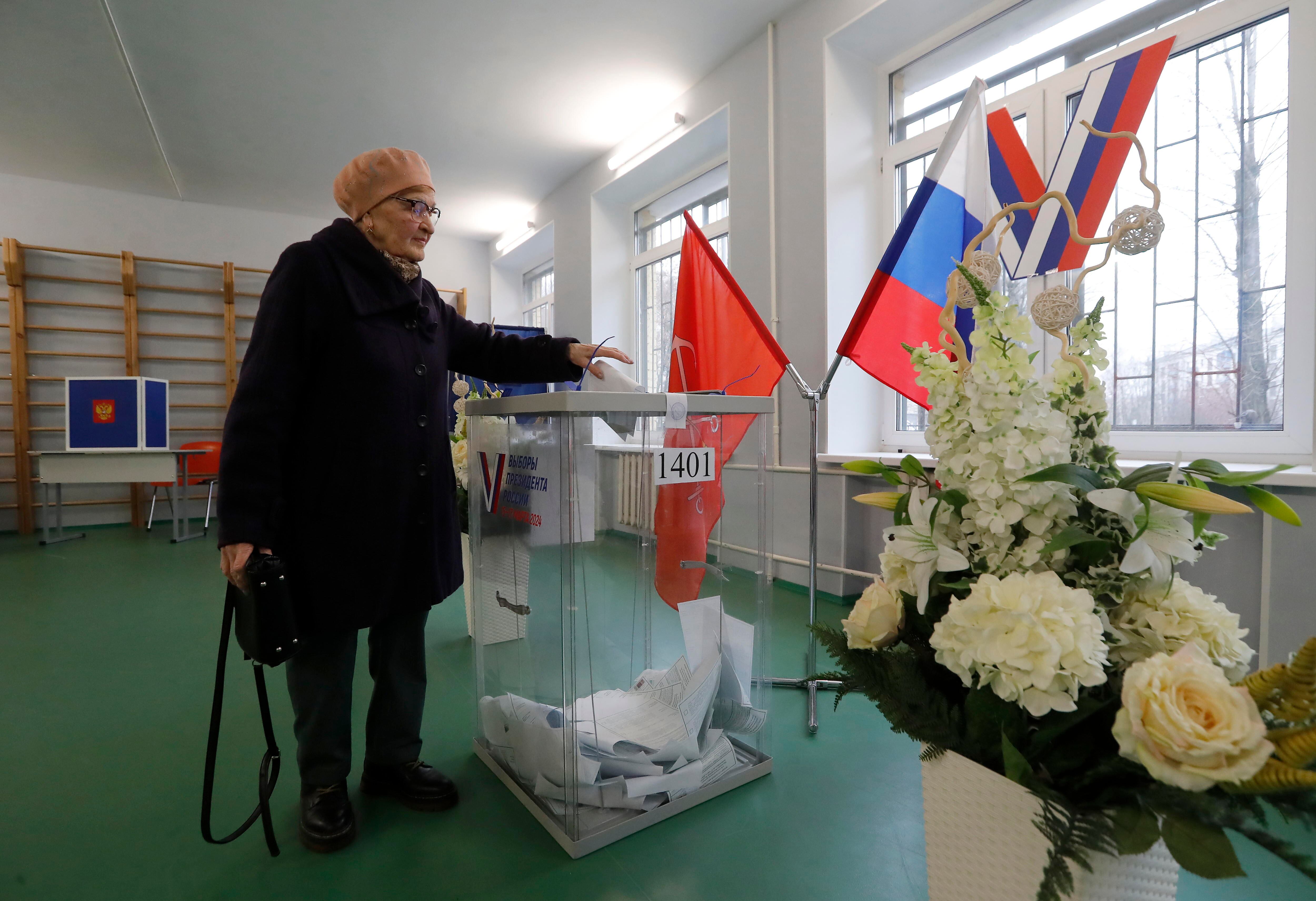 Una mujer deposita su voto durante la jornada presidencial en Rusia en la que se prevé que Vladimir Putin ratifique su poder y permanezca en el cargo por 6 años más.
(foto: EFE/EPA/ANATOLY MALTSEV)