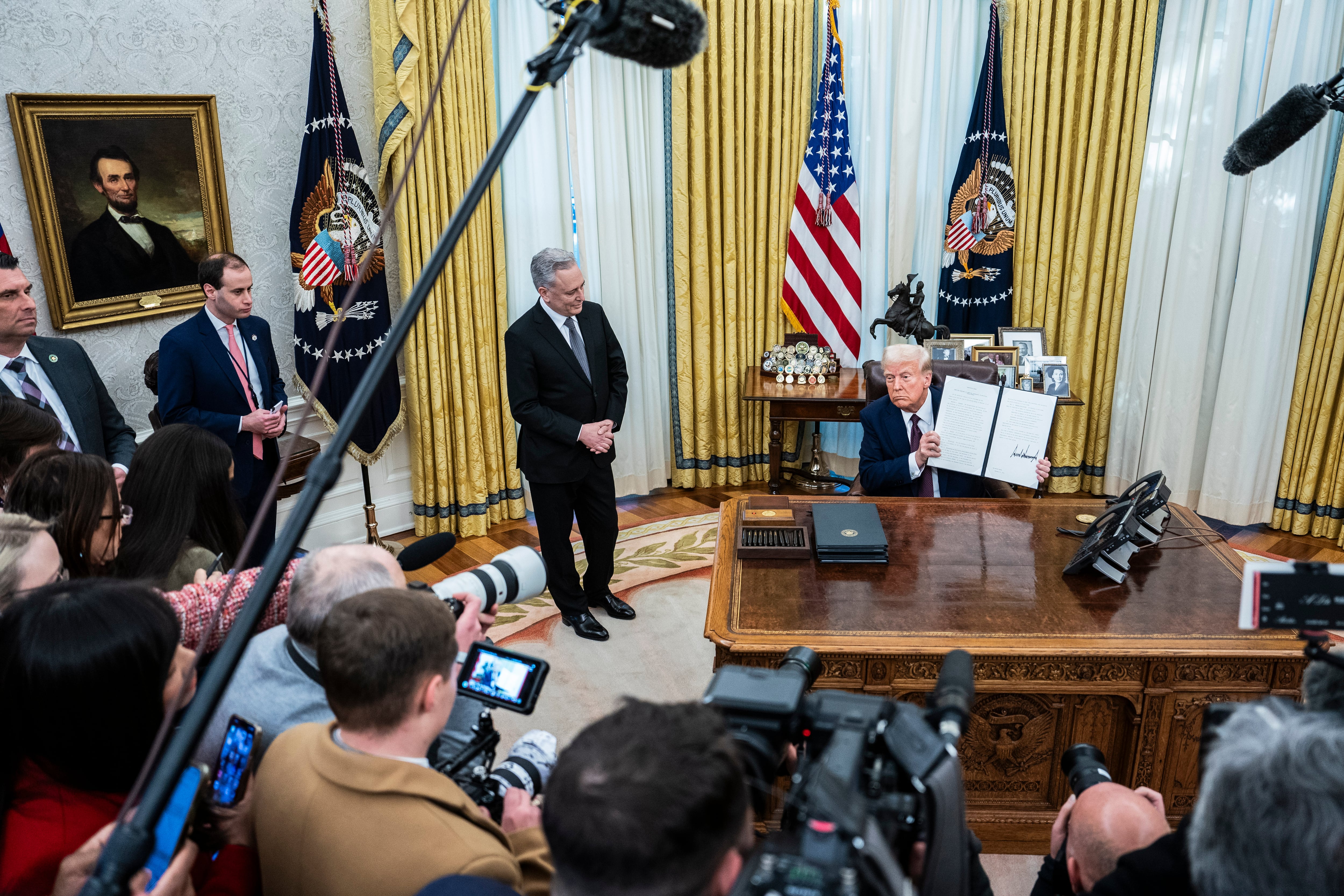 Washington, DC - January 23 : President Donald J Trump answers questions and signs executive orders in the Oval Office at the White House. Imagen tomada de Getty Imagenes (Crédito: The Washington Post / Colaborador)