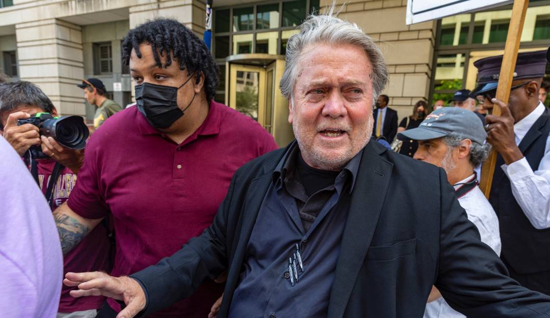 Exasesor de Trump es declarado culpable de desacato en juicio penal    Foto: Getty