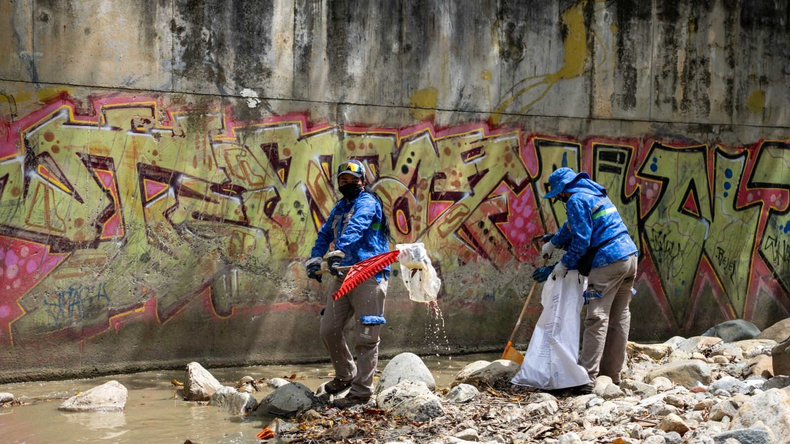 Recolección de residuos en quebradas. Foto: Alcaldía de Medellín.