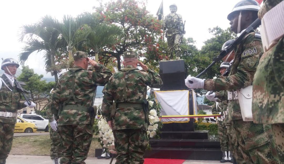 El monumento quedó en la terminal de transportes. 