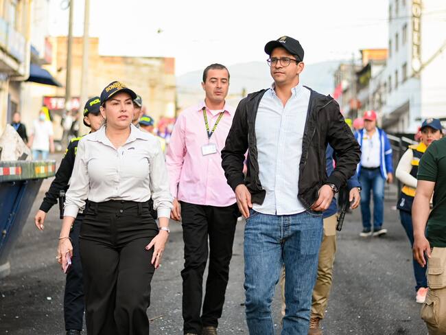 La alcaldesa de Ibagué, Johana Aranda, recorriendo la zona afectada por el incendio