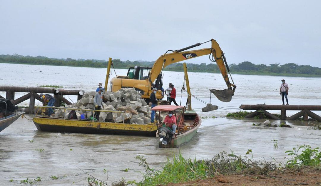 En el sector Cara de Gato de San Jacinto del Cauca se instalan sacos de polipropileno y se realiza el aprovisionamiento del tablestacado