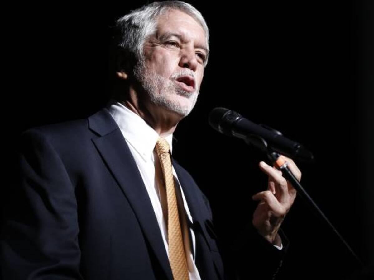 Polémica por inasistencia del alcalde Peñalosa a debate en el Congreso