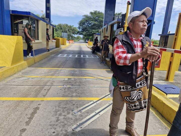 Minga indígena bloquean la vía en el peaje Los Cauchos /Imagen tomada de redes sociales.