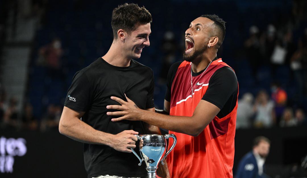 Kyrgios y Kokkinakis festejan su título de dobles en Australia.