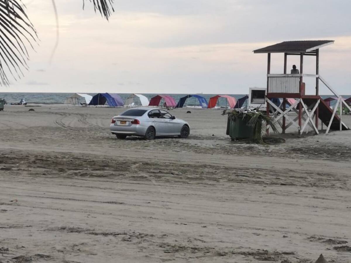 Vehículos parqueados en playas de zona norte sin ningún control del DATT