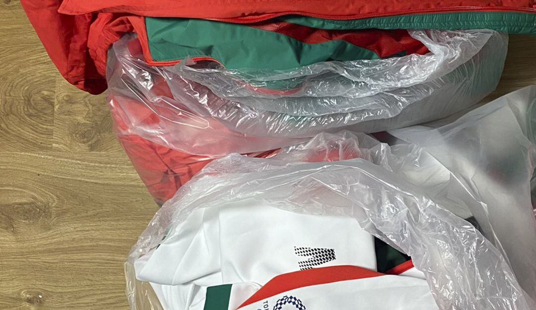 Uniformes del equipo de sóftbol que lanzaron a la basura en los Juegos Olímpicos de Tokio 2020