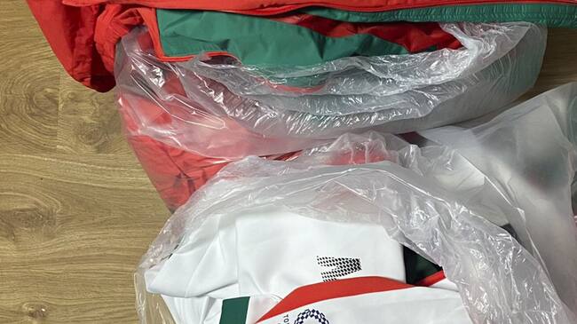Uniformes del equipo de sóftbol que lanzaron a la basura en los Juegos Olímpicos de Tokio 2020