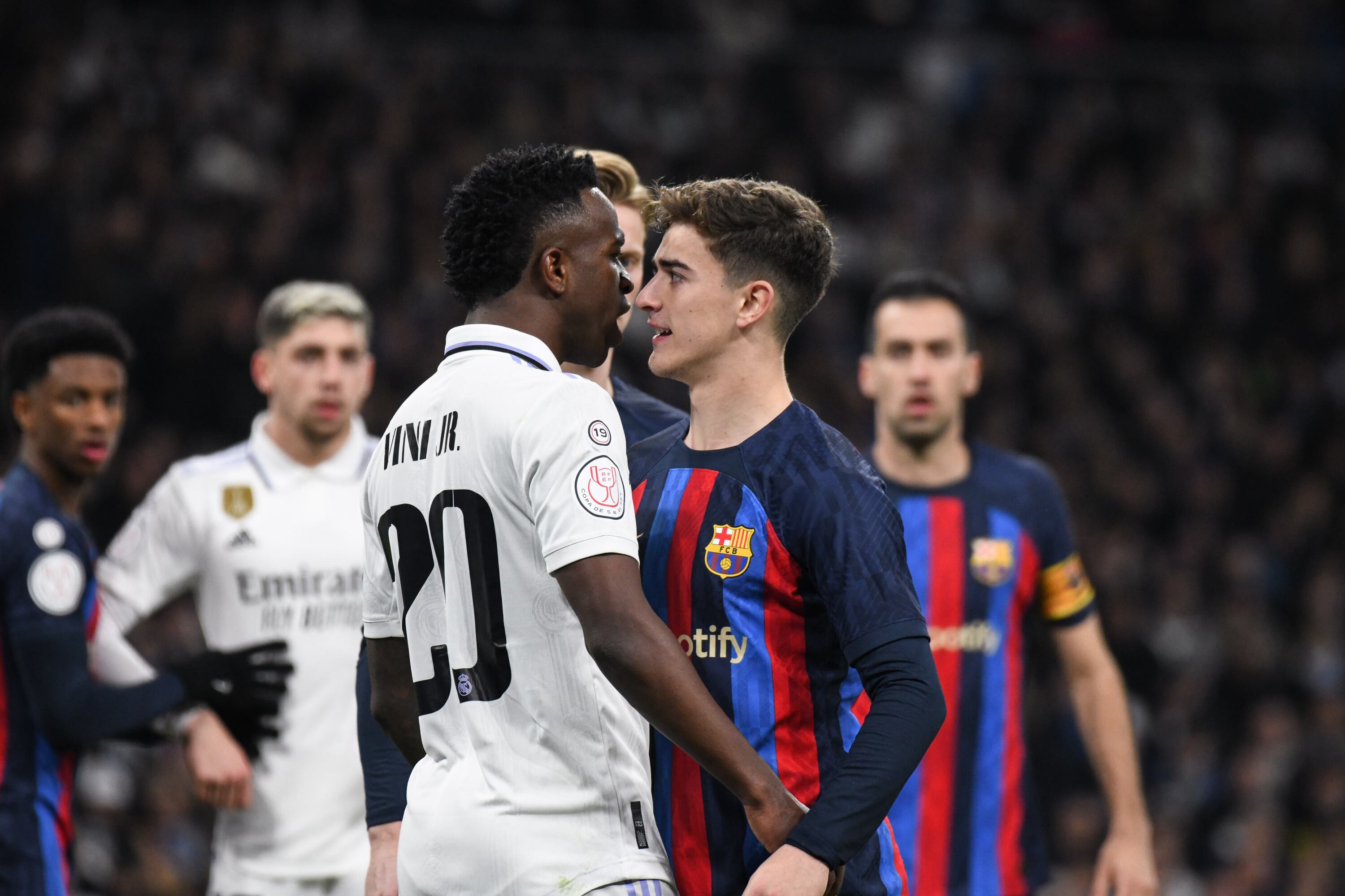 Vinicius Jr y Gavi durante el duelo de ida de Copa Del Rey entre Barcelona y Real Madrid. (Photo by Sara Aribo/PxImages/Icon Sportswire via Getty Images)