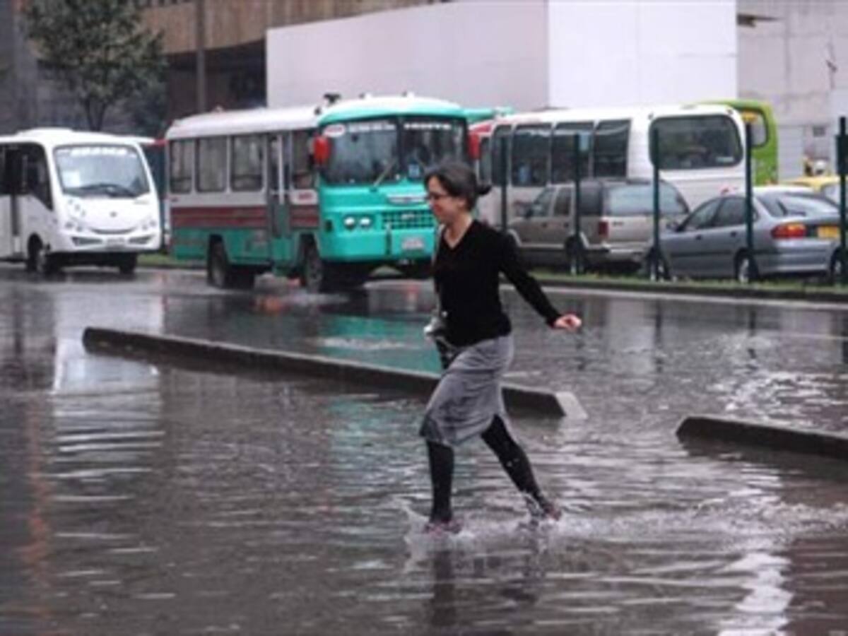 Accidentes y lluvias complican la movilidad en Bogotá