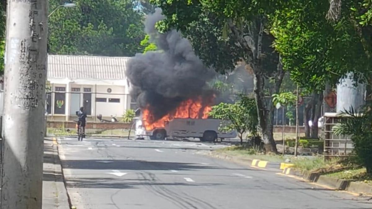 Atentado terrorista contra el Batallón Pichincha en Cali: dos mujeres lesionadas y bus incinerado