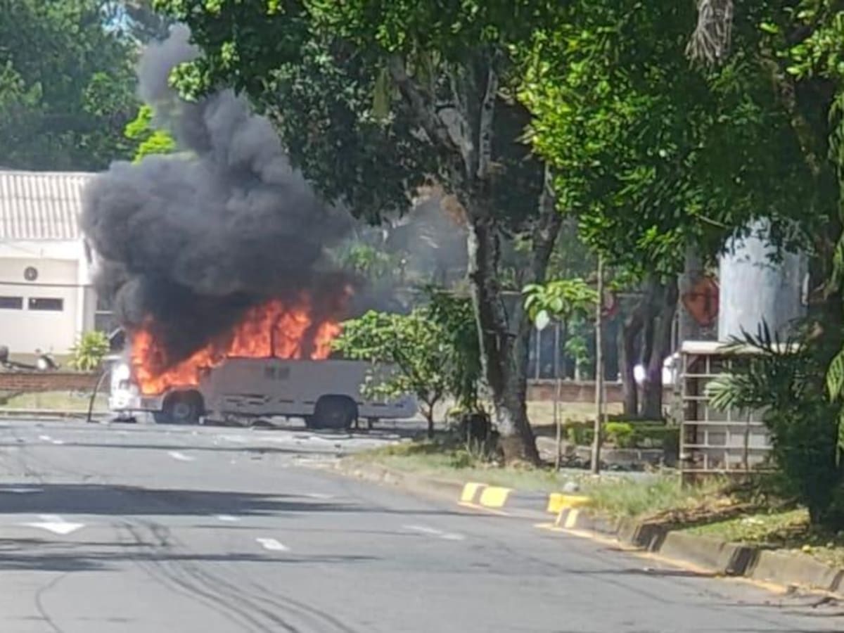 Atentado terrorista contra el Batallón Pichincha en Cali: dos mujeres lesionadas y bus incinerado