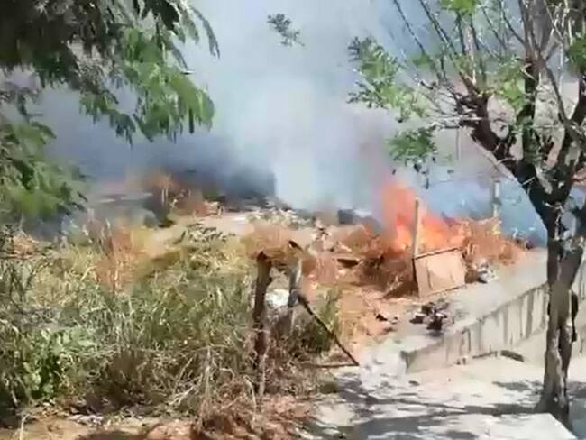 Luego de cuatro horas bomberos controla incendio en zona rural de Girón