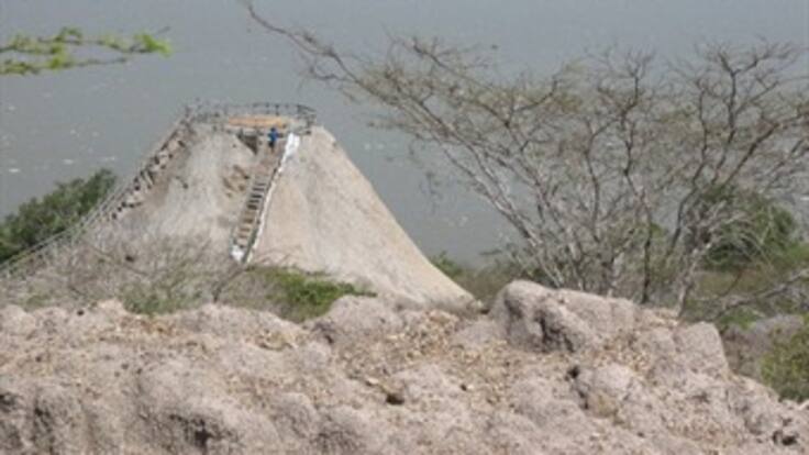 Hace erupción volcán de lodo cerca a Cartagena