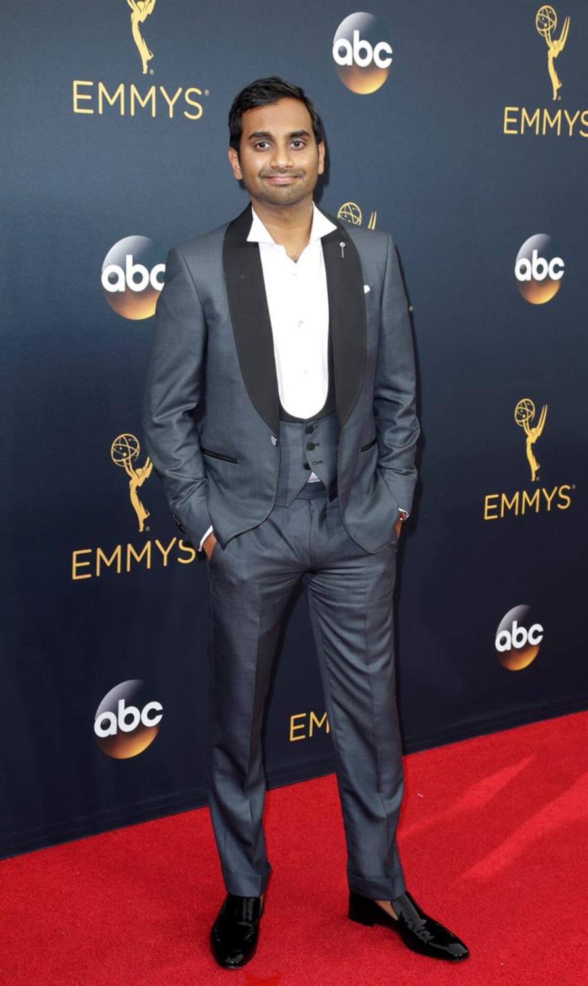 En esta alfombra roja se pudieron ver muchos estilos tanto en mujeres como hombres, como el actor Aziz Ansari