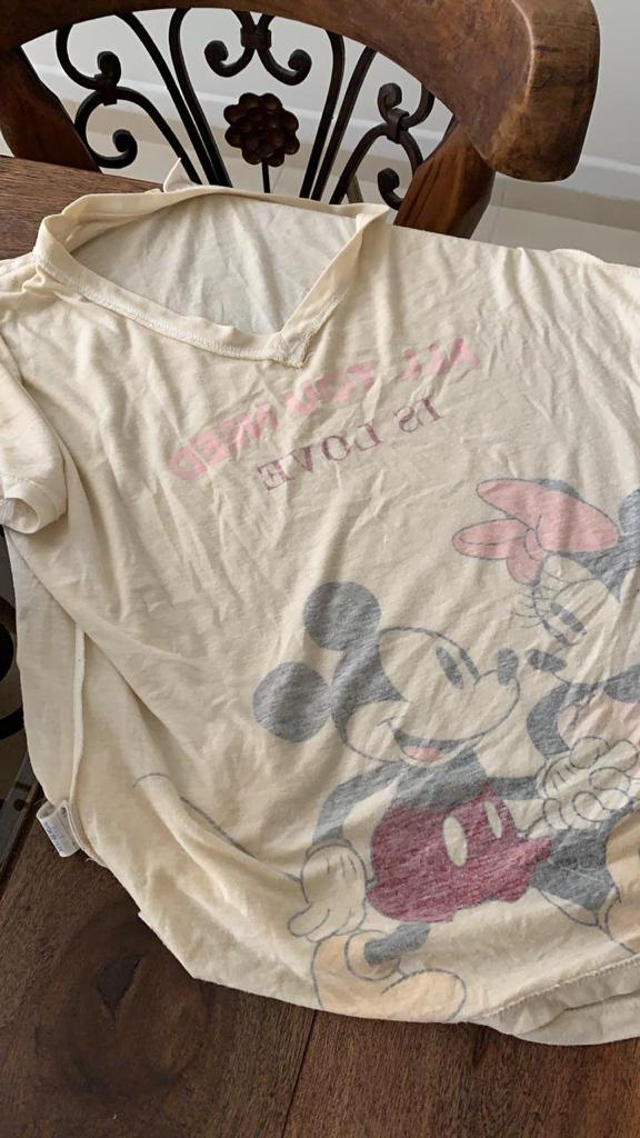 Ropa afectada por el color amarillo del agua (cortesía).