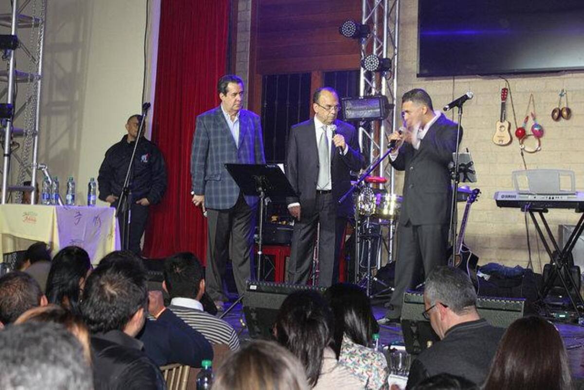 Con imitaciones en vivo y la presencia de sus colaboradores de varias ciudades, fue destacada la labor de Peláez en el programa. Fotos: Cortesía Don Jediondo Campestre.