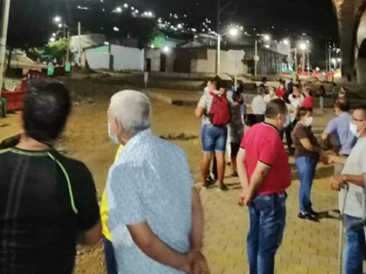 Habitantes de Cuatro Vientos protestan por otro retraso en la obra