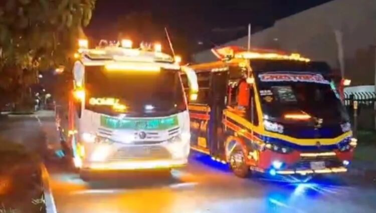 Carrera de buses en Medellín. Capturado de video.