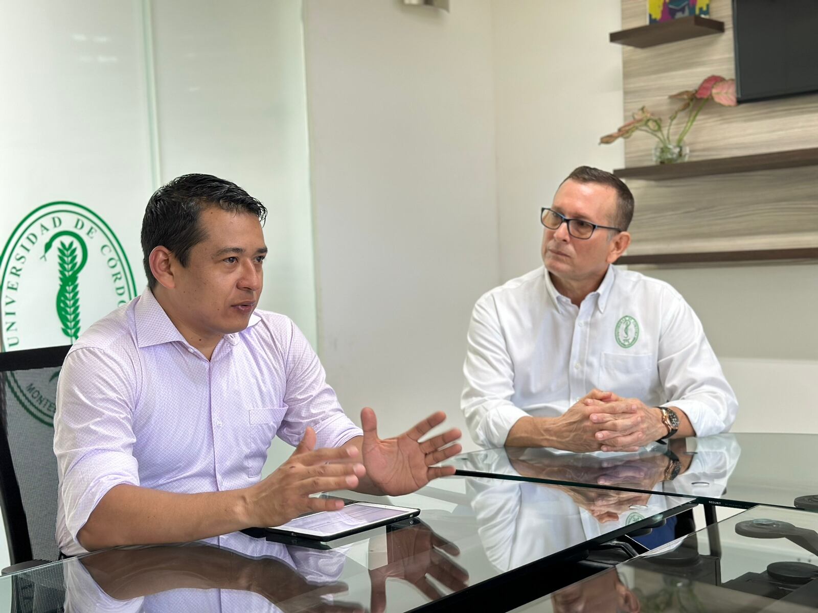 Arturo Luna Tapia (izq.), ministro de Ciencia. Foto: Minciencias.