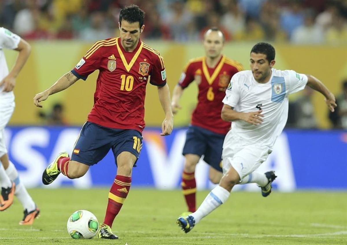 Fábregas junto a Gargano en acción. Foto: EFE