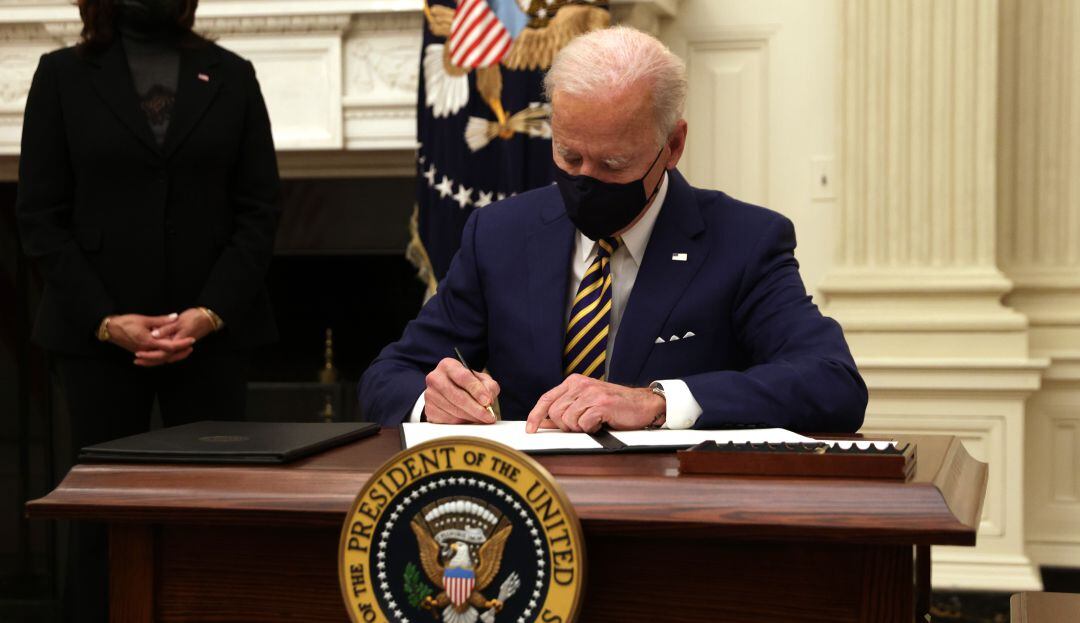 Biden restringirá viajes desde Brasil, Reino Unido e incluirá Sudáfrica 